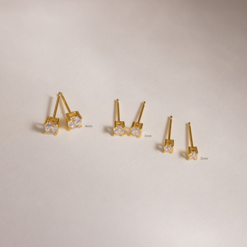 Kleine 2-mm-Diamantohrstecker von Caitlyn Minimalist Zierliche Diamantohrringe Perfekte Ohrstecker für den Alltag, Knorpelohrringe ER203 Bild 6