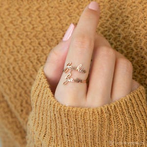 Anel com dois nomes da Caitlyn Minimalist • Anel envolvente com dois nomes em prata de lei e ouro • Presente personalizado para a mãe • Presente de aniversário • RM75F68
