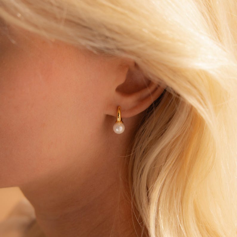 Pendientes de aro con perlas de Caitlyn Minimalist • Pendientes de aro delicados en oro • Pendientes de aro con perlas • Joyería para damas de honor • Regalo para ella • ER370 18K GOLD