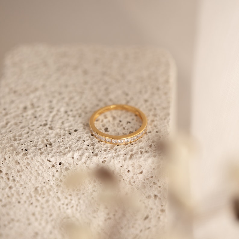 Minimalist Diamant Band in Gold von Caitlyn Minimalist Ehering, Verlobungsring, Versprechensring Hochzeitsschmuck für Bräute RR067 Bild 5