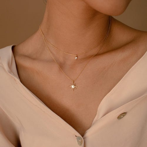 Collar de capas Starburst de Caitlyn Minimalist • Collar de estrella de diamantes, joyería celestial • Estilo minimalista • Regalo para mujer • NR051