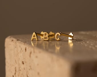 Pendientes de iniciales en forma de burbuja de Caitlyn Minimalist • Pendientes de botón planos con letras 3D delicadas • Joyería con iniciales • Regalo para hija • ER769