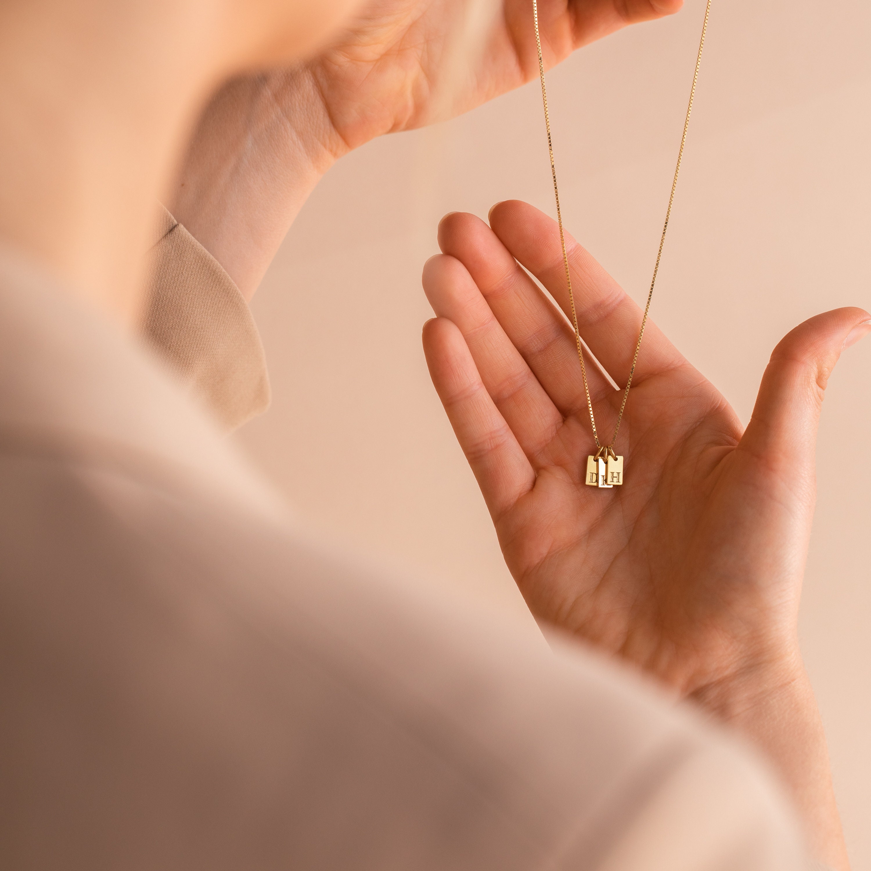 Caitlyn Minimalist 新品 イニシャル ゴールド ネックレス N Letter Necklace by Caitlyn Minimalist • Name Necklace