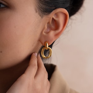 Pendientes de aro con nudo doble de Caitlyn Minimalist • Pendientes de botón semicirculares con aro colgante con nudo • Joyería llamativa • Regalo para ella • ER653