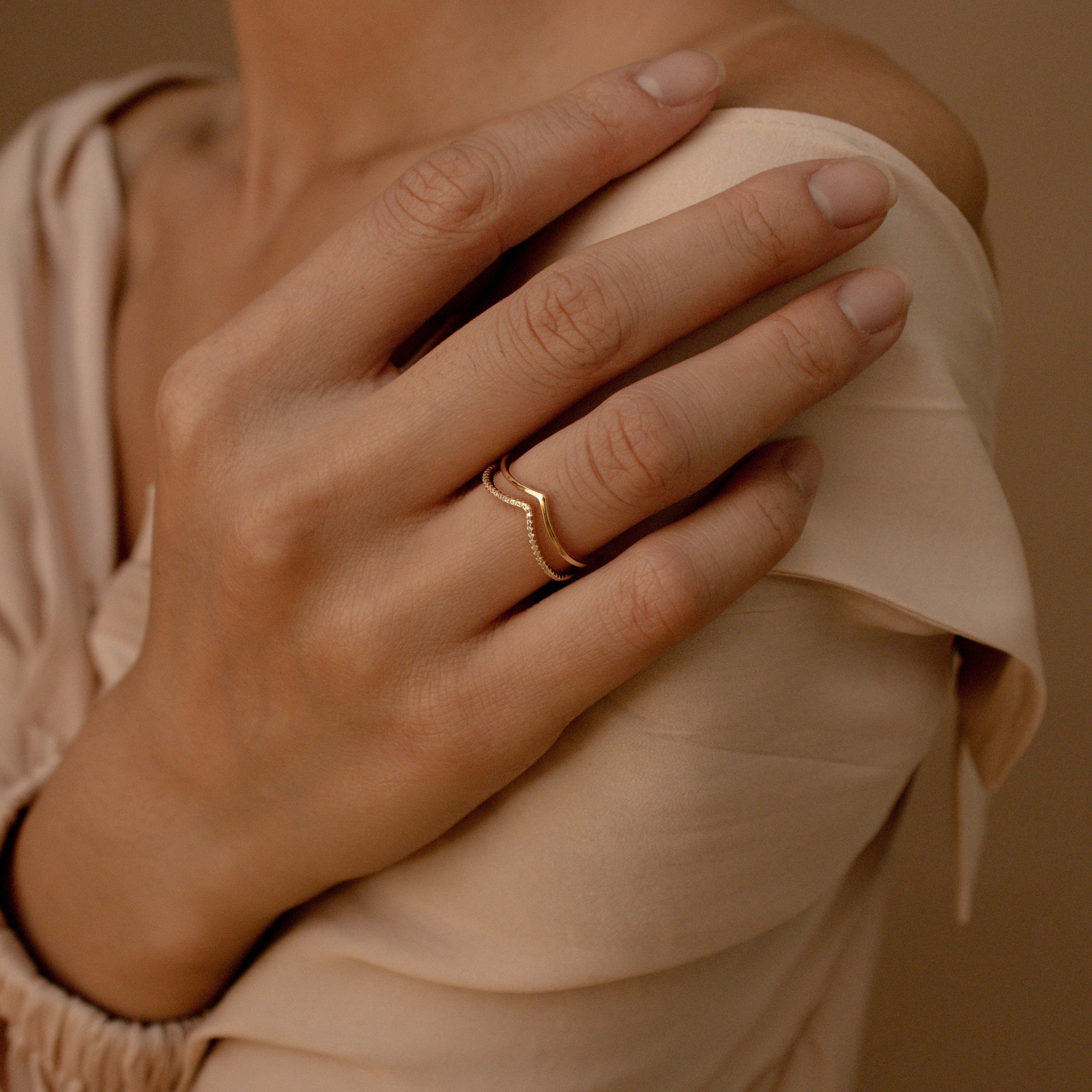 Set van 2 Sieraden Ringen Bruiloft & Verloving Trouwringen Dunne Gouden Minimalistische Ring • Sierlijke Verlovingsring • Cadeau voor haar • RR037 Gebogen stapelringset • Diamond Chevron Ring 