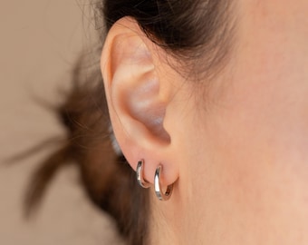 Fina Huggie-örhängen av Caitlyn Minimalist • Små silverörhängen • Minimalistiska sommarsmycken • Födelsedagspresent till henne • ER218