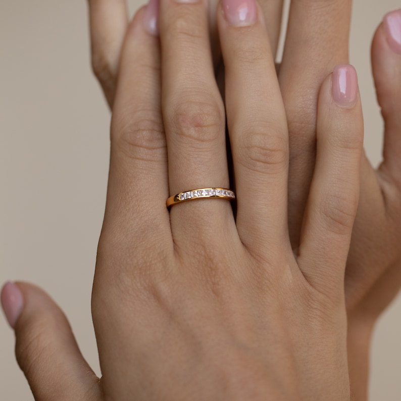 Minimalist Diamant Band in Gold von Caitlyn Minimalist Ehering, Verlobungsring, Versprechensring Hochzeitsschmuck für Bräute RR067 Bild 6