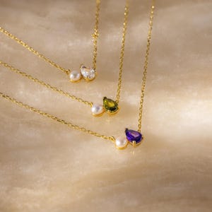 Collana con perle e pietra portafortuna a goccia di Caitlyn Minimalist • Collana con ciondolo a pera Toi et Moi • Gioielli con perle personalizzati • Regalo per damigella d'onore • NM218