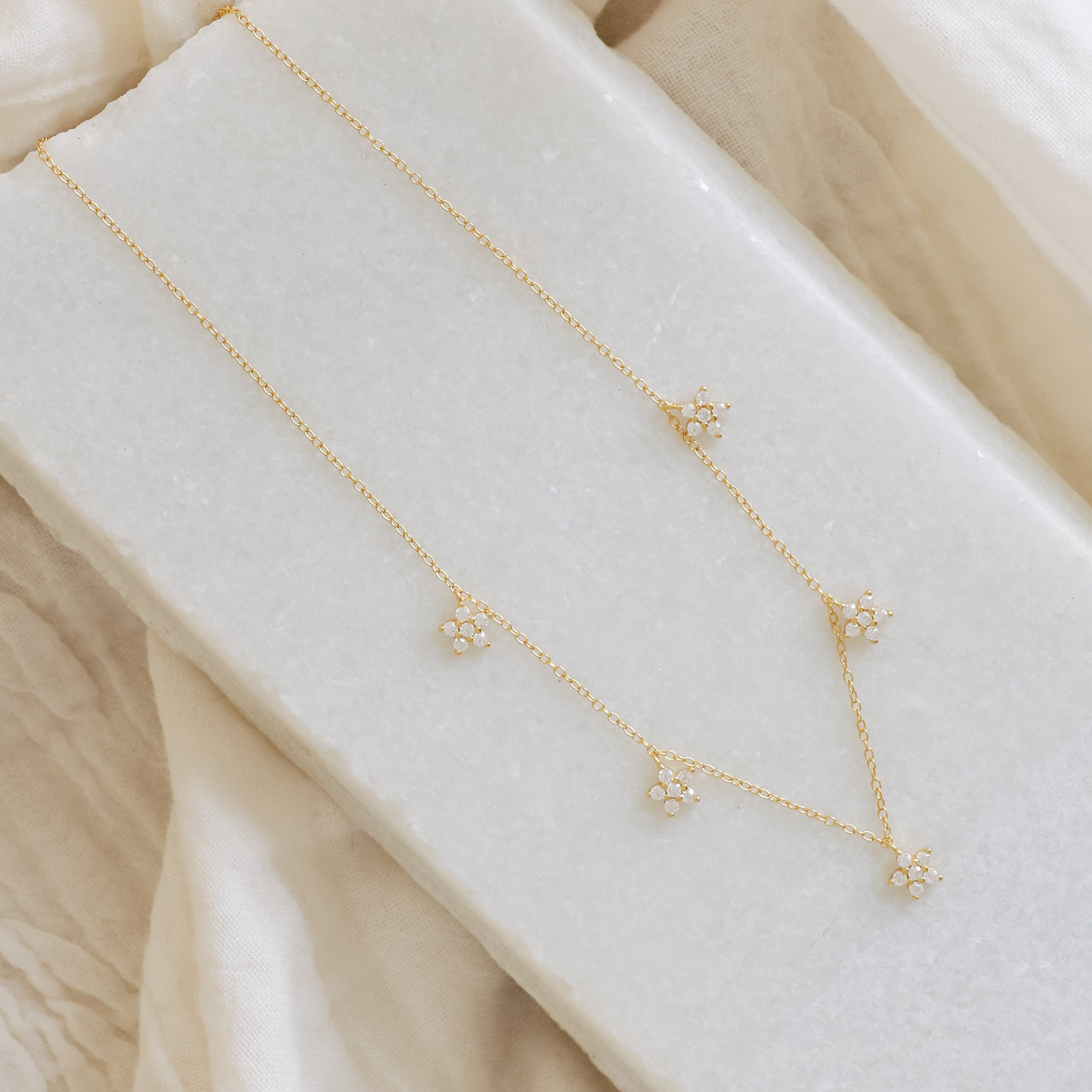 【関税・送料無料】Caitlyn Minimalist★Ivy フラワーネックレス Ivy Flower Diamond Station Charm Necklace | Caitlyn Minimalist