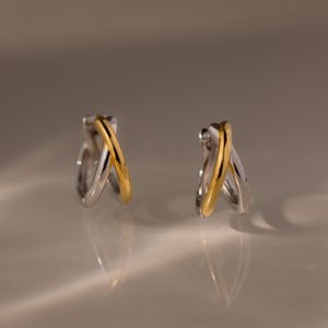 Criss Cross Huggie-oorringen van Caitlyn Minimalist • Duo-oorringen met hoepels aan de voorkant • Opvallende oorbellen van gemengd metaal • Boho-sieraden • Cadeau voor zus • ER786 afbeelding 1