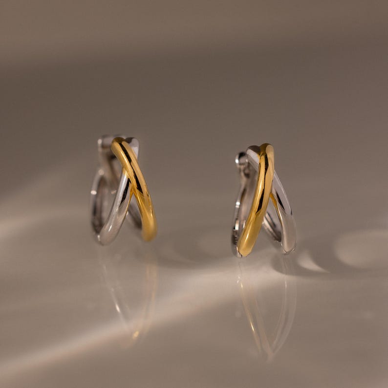 Criss Cross Huggie-oorringen van Caitlyn Minimalist • Duo-oorringen met hoepels aan de voorkant • Opvallende oorbellen van gemengd metaal • Boho-sieraden • Cadeau voor zus • ER786 afbeelding 1