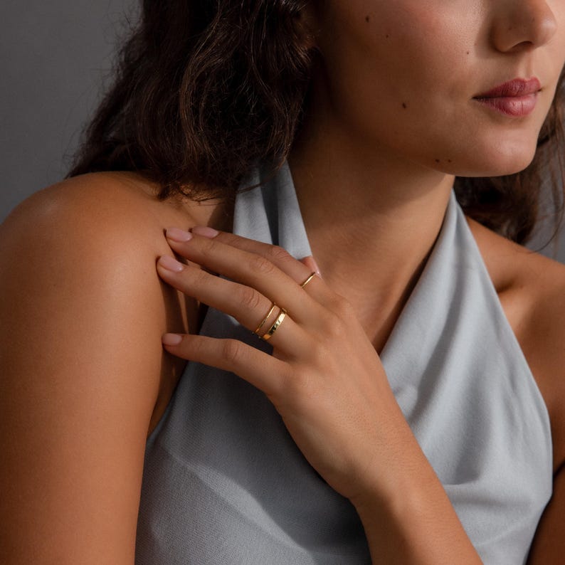 Minimalistisches Goldring-Set von CaitlynMinimalist • 3er-Set: Schlichte Goldringe • Zarte Stapelringe für jeden Tag • Geschenk für Sie • RR184 Bild 6