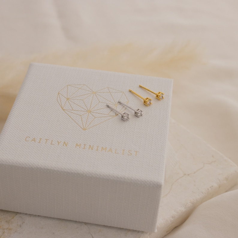 Kleine 2-mm-Diamantohrstecker von Caitlyn Minimalist Zierliche Diamantohrringe Perfekte Ohrstecker für den Alltag, Knorpelohrringe ER203 Bild 8