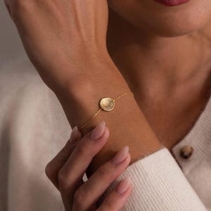 Elegant ekologiskt fingeravtrycksarmband av Caitlyn Minimalist • Graverat runt berlockarmband • Minnesmycken • Personlig present • BM85NI