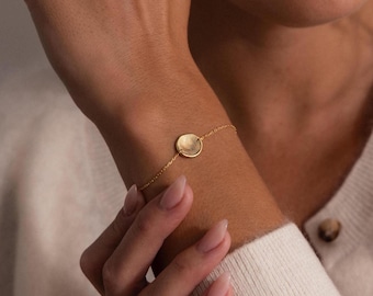 Bracelet délicat à empreinte digitale bio par Caitlyn Minimalist • Bracelet à breloque ronde gravée • Bijou commémoratif • Cadeau personnalisé • BM85NI