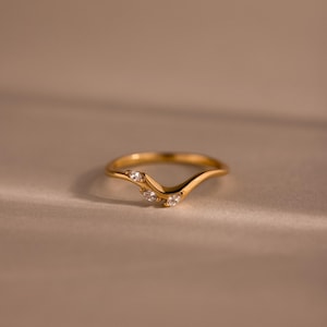 Diamanten marquise golfring van Caitlyn Minimalist • Sierlijke gebogen diamanten stapelring • Trouwsieraad • Cadeau voor een vrijgezellenfeest • RR189