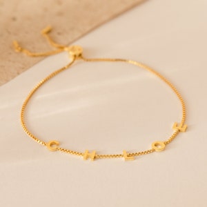 Bracciale con iniziale personalizzato di Caitlyn Minimalista Bracciale con ciondolo con lettera regolabile in catena Gioielli minimalisti Regalo per la nuova mamma BM58F30 immagine 5