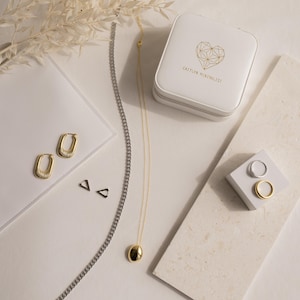 Caixa de Joias Misteriosa da Caitlyn Minimalist • Conjunto de Joias Surpresa com Colares, Brincos e Anéis (Valor de mais de 75) • Presente de Aniversário • XR005