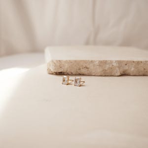 Minimalistische Smaragd-Diamant-Ohrringe • Smaragdgeschliffene Diamant-Ohrringe • Schlichte, perfekte Ohrringe • Hochzeitsohrringe • Geschenk für Sie • ER168 Bild 3