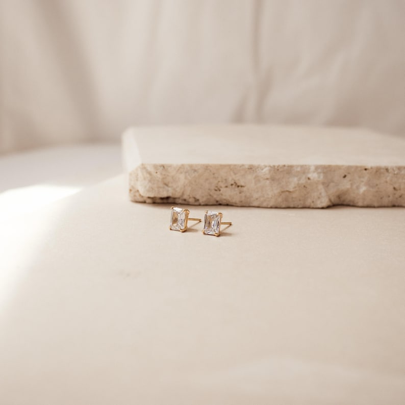 Minimalistische Smaragd-Diamant-Ohrringe • Smaragdgeschliffene Diamant-Ohrringe • Schlichte, perfekte Ohrringe • Hochzeitsohrringe • Geschenk für Sie • ER168 Bild 3