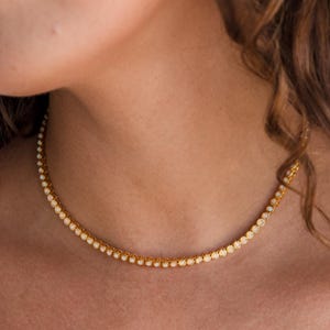 Opal Bezel Tennishalsband av Caitlyn Minimalist • Guldfärgat Chokerhalsband med Opal Ädelstenar • Sommarsmycken • Födelsedagspresent till henne • NR177