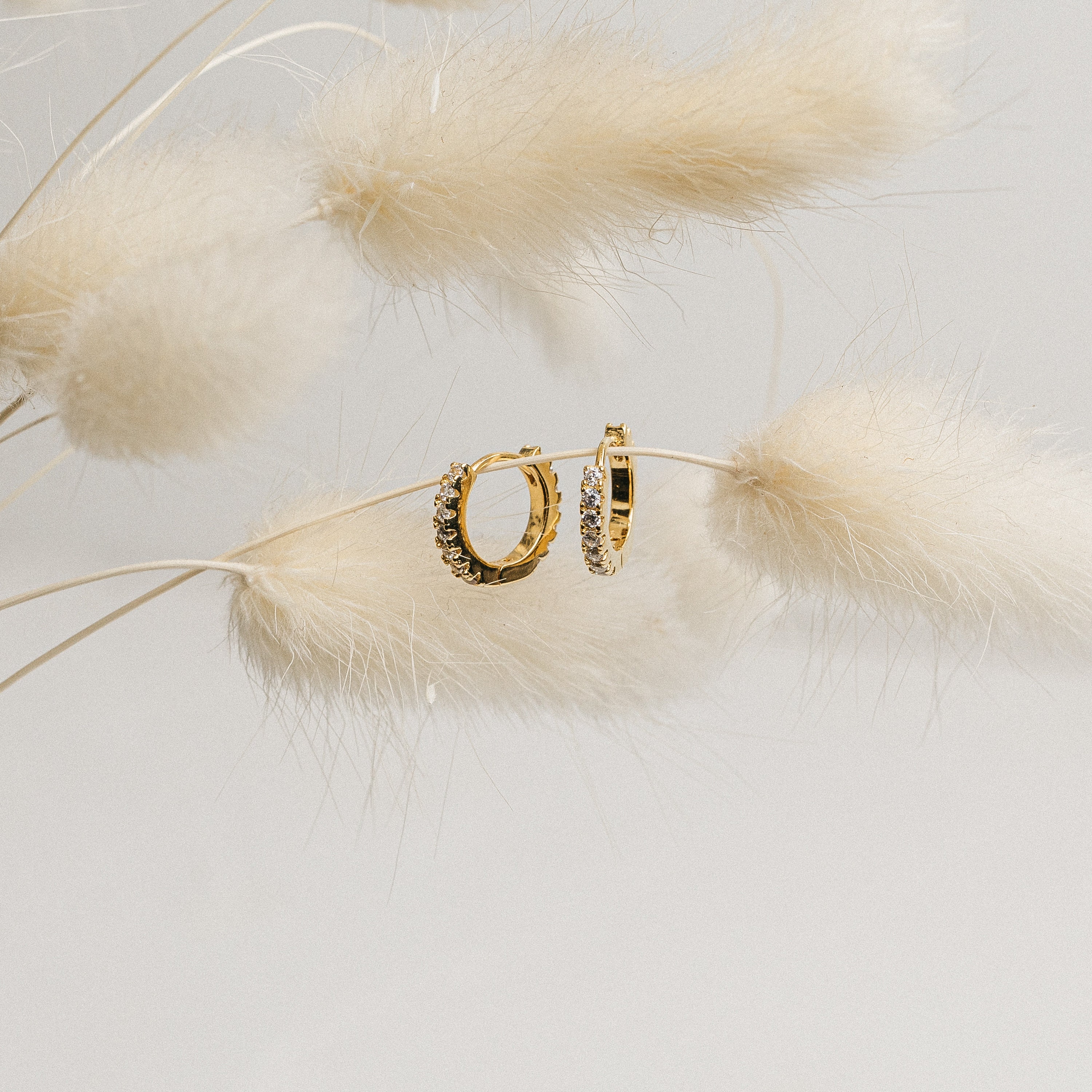 Pave Huggie Ohrringe von CaitlynMinimalist • Pave Huggie Creolen • Minimalistische Gold Ohrringe • Perfektes Geschenk für Sie • ER032