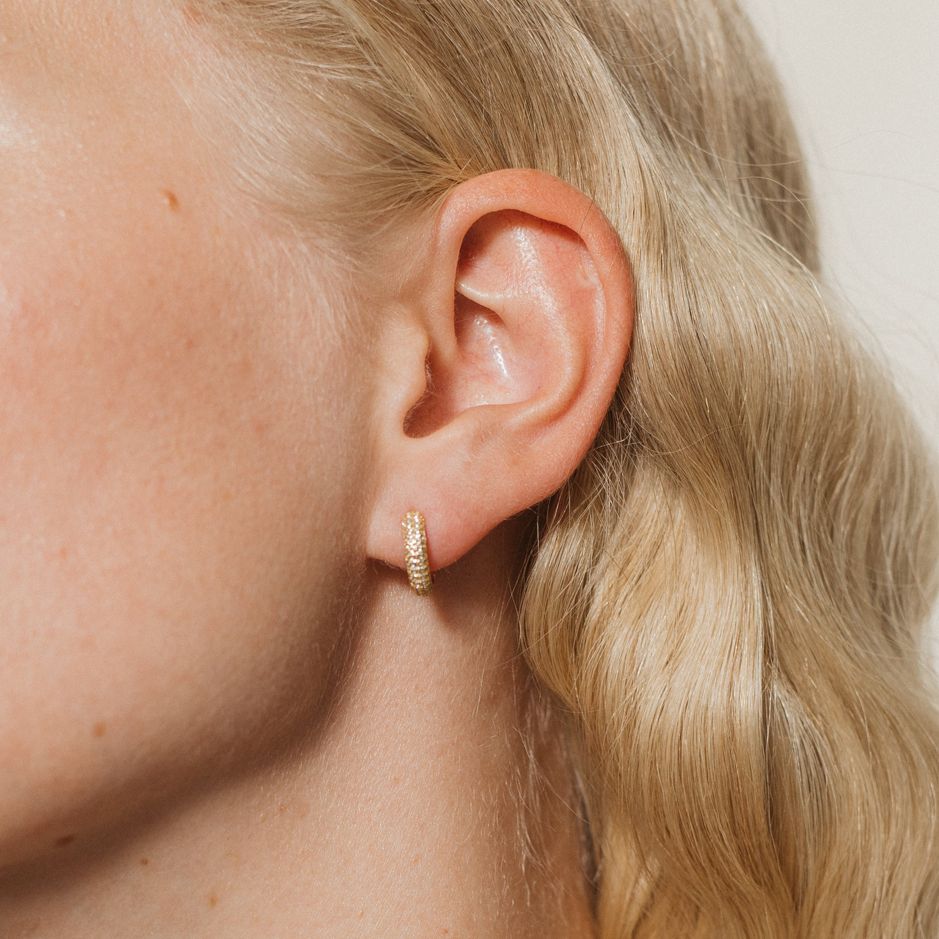 Créoles Pave Huggie par Caitlyn Minimalist • Créoles en or pour tous les jours avec accents de diamants • Cadeau parfait pour une demoiselle d'honneur • ER213