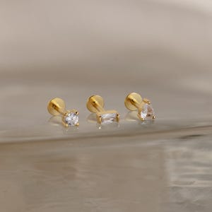 Juego de aretes de diamantes mixtos de Caitlyn Minimalist • Aretes geométricos con piedra de nacimiento y parte posterior plana • Aretes delicados para el cartílago • Regalos para mujeres • ER614
