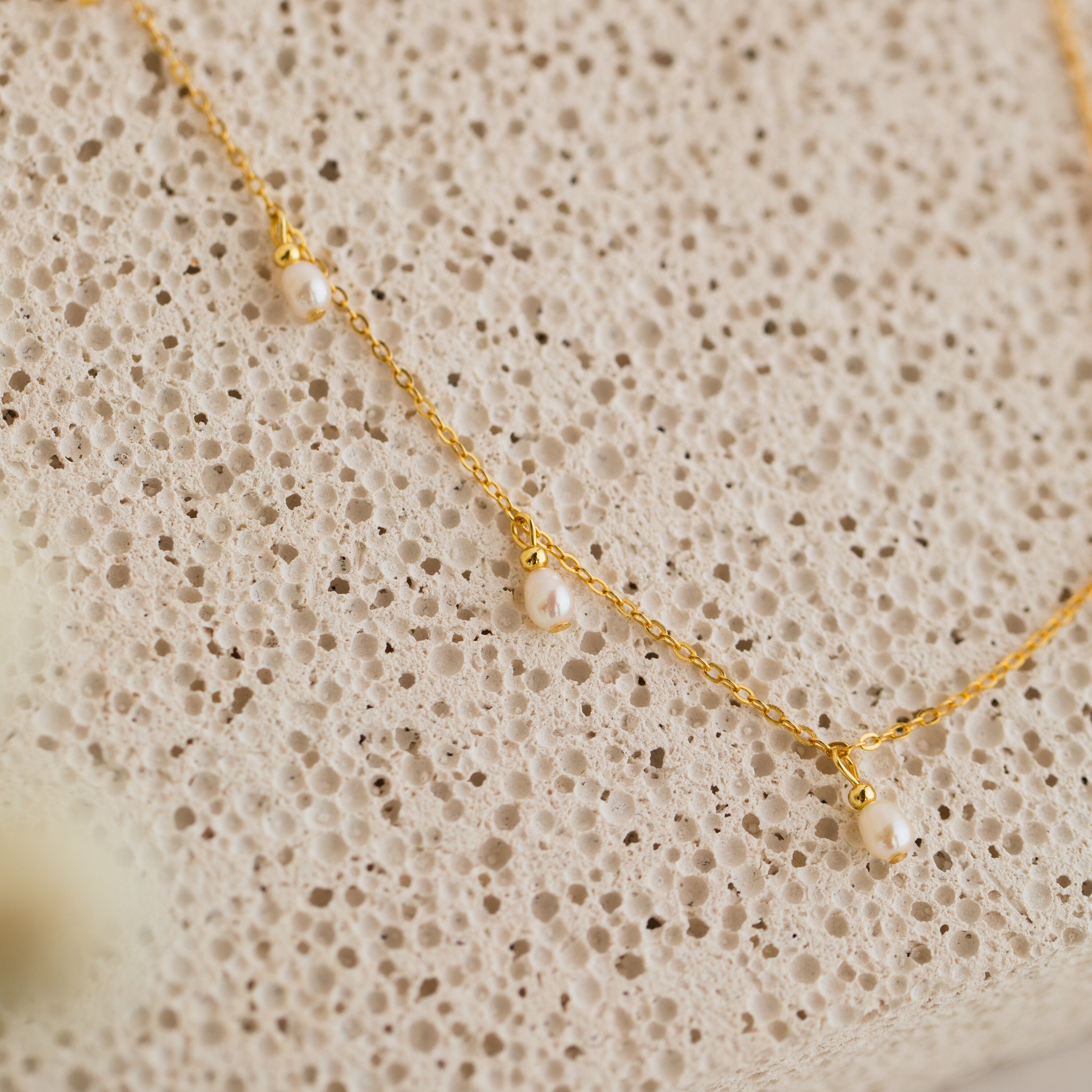 Caitlyn Minimalistのパールステーションネックレス。ゴールドと