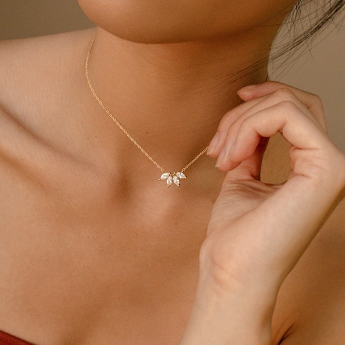 Collier en diamants marquise par Caitlyn Minimalist • Collier de diamants pétales de fleur • Collier de fleurs • Cadeau pour demoiselle d'honneur • Cadeau pour maman • NR055