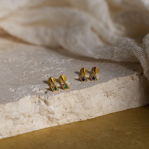 Pendientes geométricos planos con piedra natal de Caitlyn Minimalist • Pendientes pequeños con cierre de rosca • Joyería con piedras preciosas • Regalos para mamá • ER615