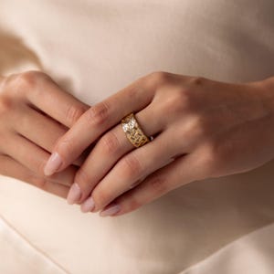 Anello baguette con diamanti a mosaico di Caitlyn Minimalist • Anello impilabile vintage massiccio • Gioielli Art Déco • Regalo di anniversario per la moglie • RR212 18K GOLD