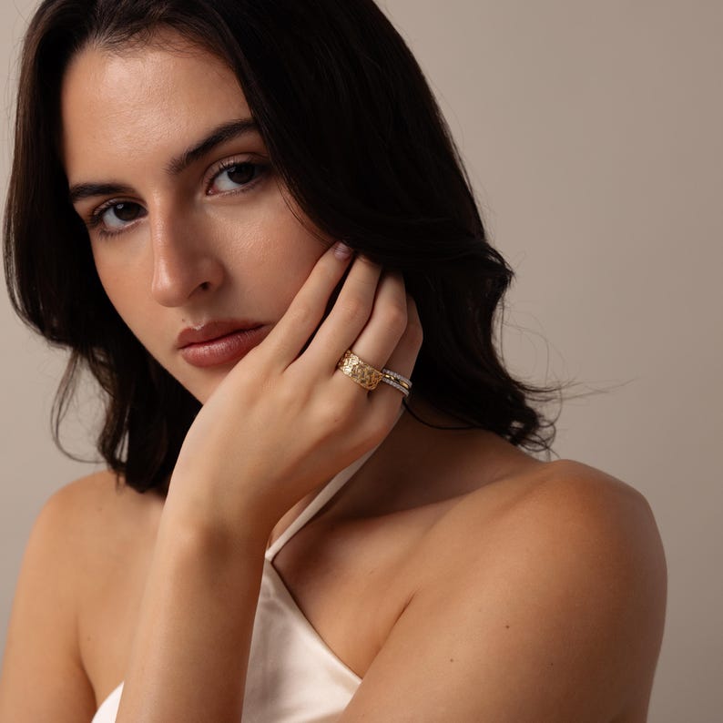 Anello baguette con diamanti a mosaico di Caitlyn Minimalist • Anello impilabile vintage massiccio • Gioielli Art Déco • Regalo di anniversario per la moglie • RR212 immagine 9