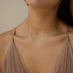 Zarte Namen Charm Halskette von CaitlynMinimalist • Personalisierter Schmuck mit Namen • Jeden Tag Halskette • Geburtstagsgeschenk für Sie • NM03F68