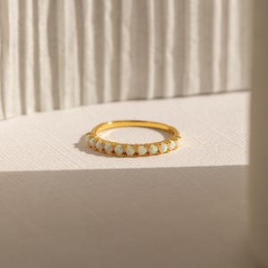 Anillo de ópalo en forma de media luna de Caitlyn Minimalist • Anillo de promesa con piedras preciosas de inspiración vintage • Joyería de ópalo para uso diario • Regalo de aniversario • RR099