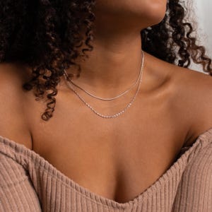 Naszyjnik z podwójnym łańcuszkiem Duo Twist od Caitlyn Minimalist • Dwuwarstwowy zestaw naszyjników do noszenia na co dzień • Biżuteria minimalistyczna • Prezent dla niej • NR066