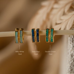 Boucles d'oreilles Huggie incrustées d'opale par Caitlyn Minimalist Créoles d'opale de feu Boucles d'oreilles délicates avec pierres précieuses bleues et vertes Cadeau pour elle ER212 image 3