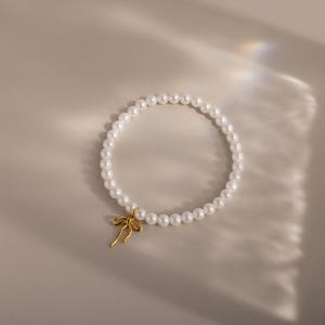 Bow Pearl Bracelet by CaitlynMinimalist • Coquette Ribbon Charm Bracelet • Stackable Beaded Bracelet • Pearl Jewelry • Daughter Gift • BR103
