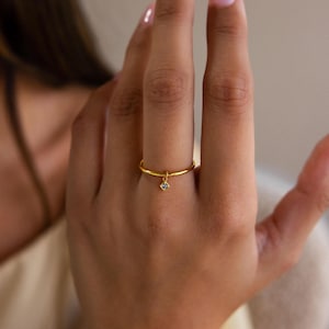 Hangende geboortesteenring van Caitlyn Minimalist • Ring met op maat gemaakte diamantvormige edelsteen • Dunne ring • Verfijnd sieraad • Cadeau voor haar • RM169