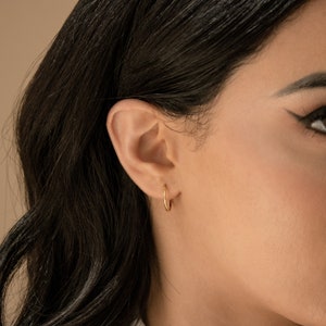 Petites créoles fines en or par Caitlyn Minimalist Créoles sans fin Créoles dorées délicates Boucles d'oreilles minimalistes Cadeau pour elle ER173 image 5