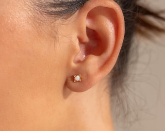 Pendientes de estrella de ópalo de Caitlyn Minimalist • Delicados pendientes de ópalo y diamantes en oro • Joyas celestiales • Regalo de novia • ER601