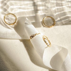 Anpassad namnring av Caitlyn Minimalist • Anpassad namnring • Perfekt present till nybliven mamma • Personlig present till henne • RM69F60