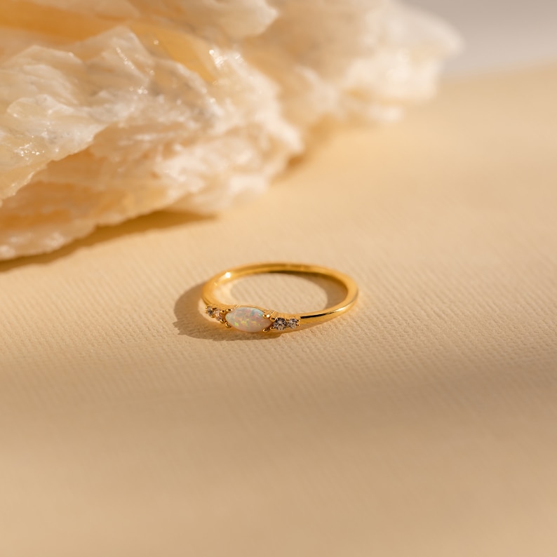 Opaal en diamanten ring van Caitlyn Minimalistisch Sierlijke kristallen ring Minimalistische dunne ring Verlovingsring Verjaardagscadeau RR123 afbeelding 7