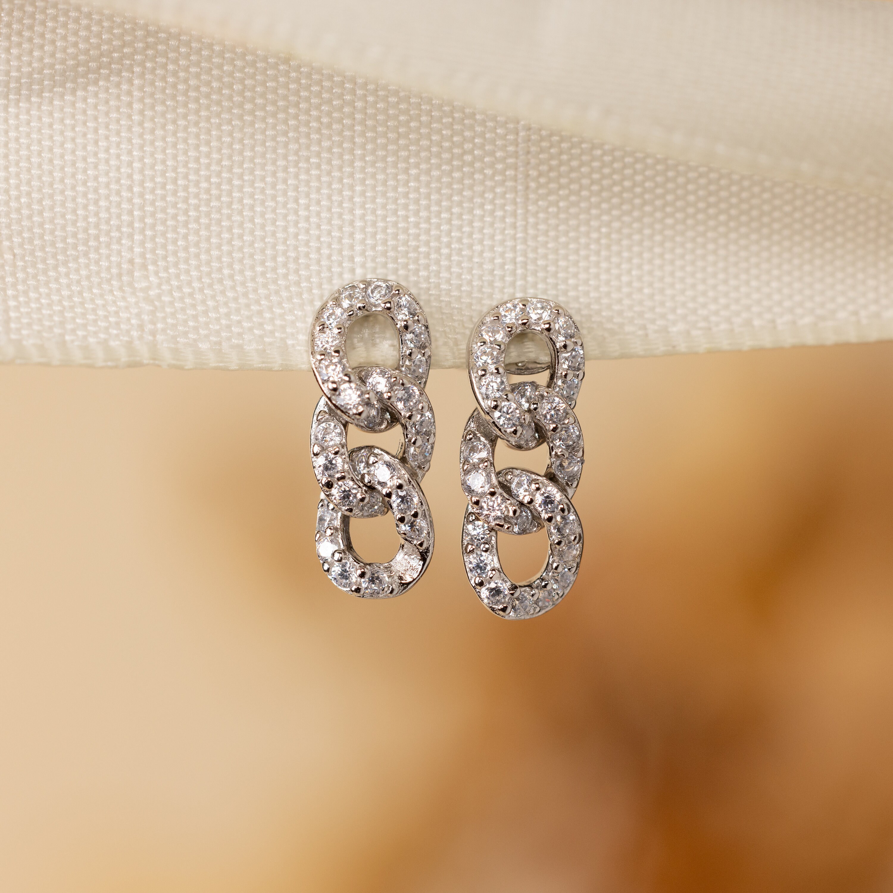 Caitlyn Minimalistのパヴェリンクスタッドピアス • インター