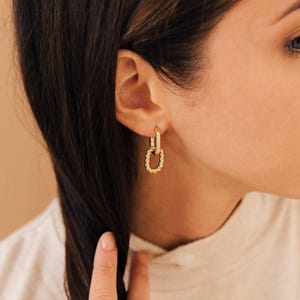 Minimalistyczne kolczyki z ogniwami łańcuszka Caitlyn • Grube, skręcone kolczyki koła • Wyraziste wiszące kolczyki huggie • Prezenty dla niej • ER267