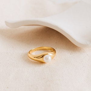 Pearl Signet Ring by Caitlyn Minimalist • Vintage Pearl Jewelry • Chunky Minimalist Ring • Gold Pinky Ring • Perfect Gift for Mom • RR084