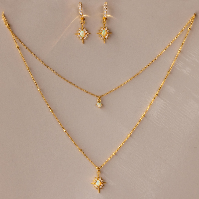 Conjunto de colar e brincos com estrela de opala da Caitlyn Minimalist • Conjunto de colar em camadas com design de estrela • Brincos de argola com opala cravejada • Presente de aniversário • MB021 imagem 3