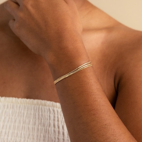 Bracelet à triple chaîne à chevrons par Caitlyn Minimalist • Bracelet doré délicat pour tous les jours • Bijou minimaliste • Cadeau pour elle • BR068