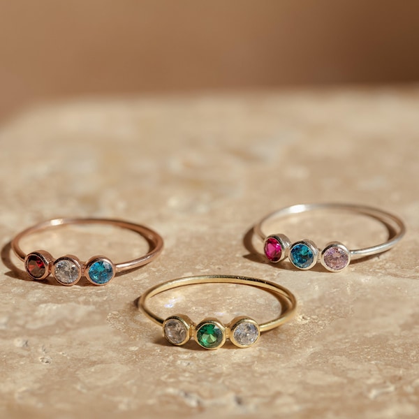 Anillo de piedras de nacimiento • Anillo de 3 piedras • Regalo personalizado de piedra de nacimiento para mamá • Anillo de triple piedra de nacimiento • Anillo de compromiso de tres diamantes • RH07