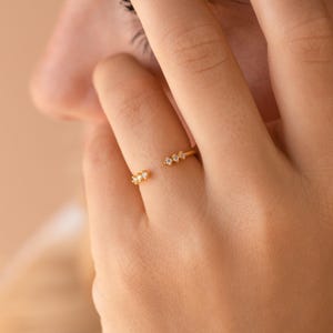 Anillo de diamantes abierto y delicado de Caitlyn Minimalist • Anillo apilable • Anillo con piedra de cristal • Joyería nupcial minimalista • Regalo de compromiso • RR079